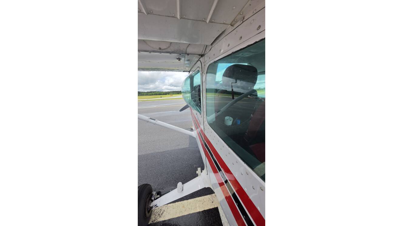 A photo of this 1989 Cessna 172