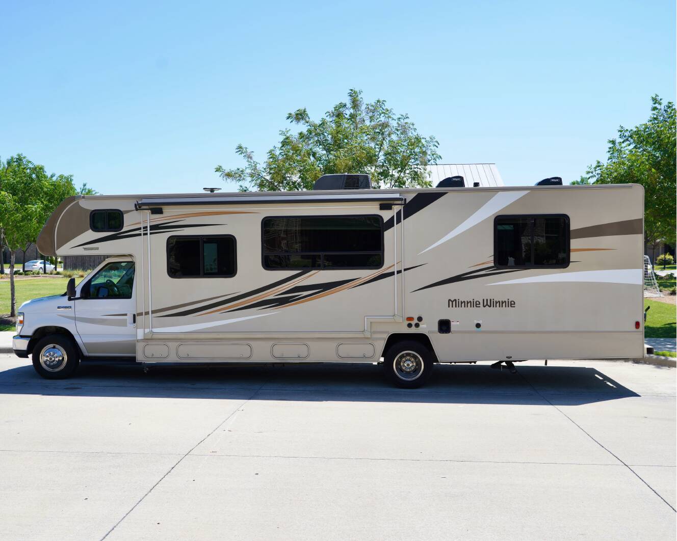A photo of this 2018 Winnebago MINNIE WINNIE 31K