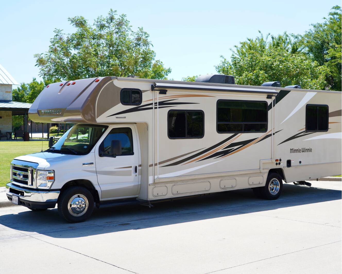 A photo of this 2018 Winnebago MINNIE WINNIE 31K