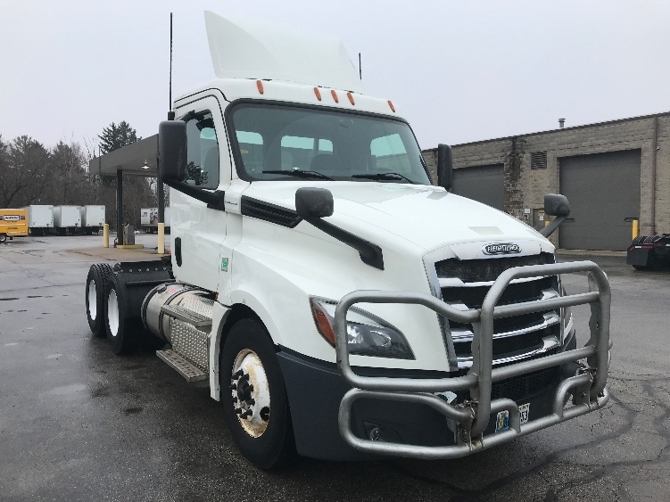 2019 FREIGHTLINER CASCADIA 126 in Pewaukee, WI