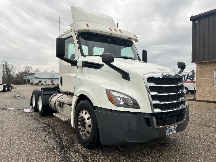 2019 FREIGHTLINER CASCADIA 126 in Holland, MI