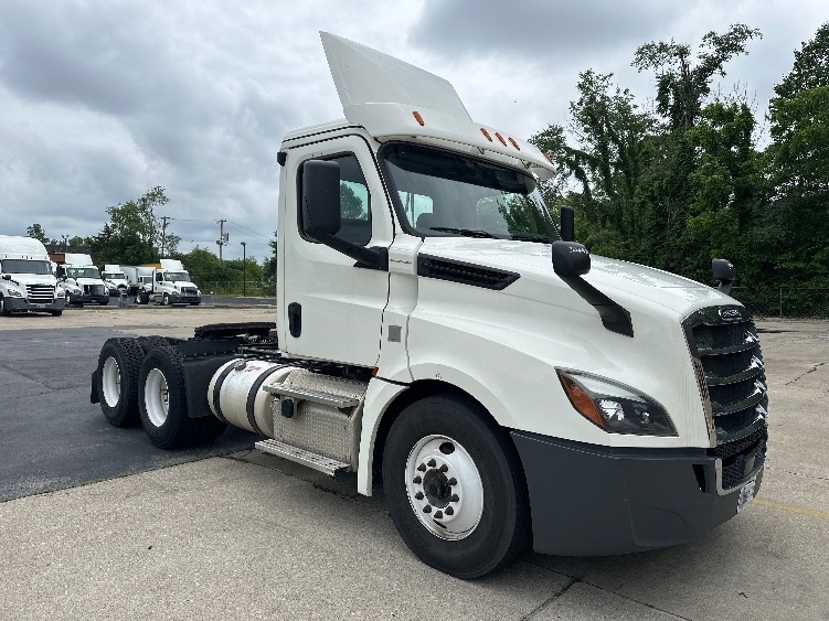 2019 FREIGHTLINER CASCADIA 126 in Bloomington, IN
