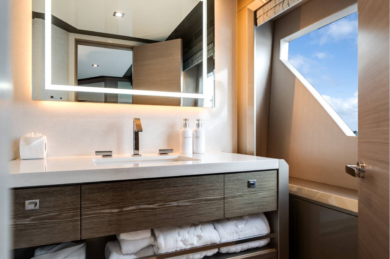 A photo of this 2023 Ocean Alexander 27R