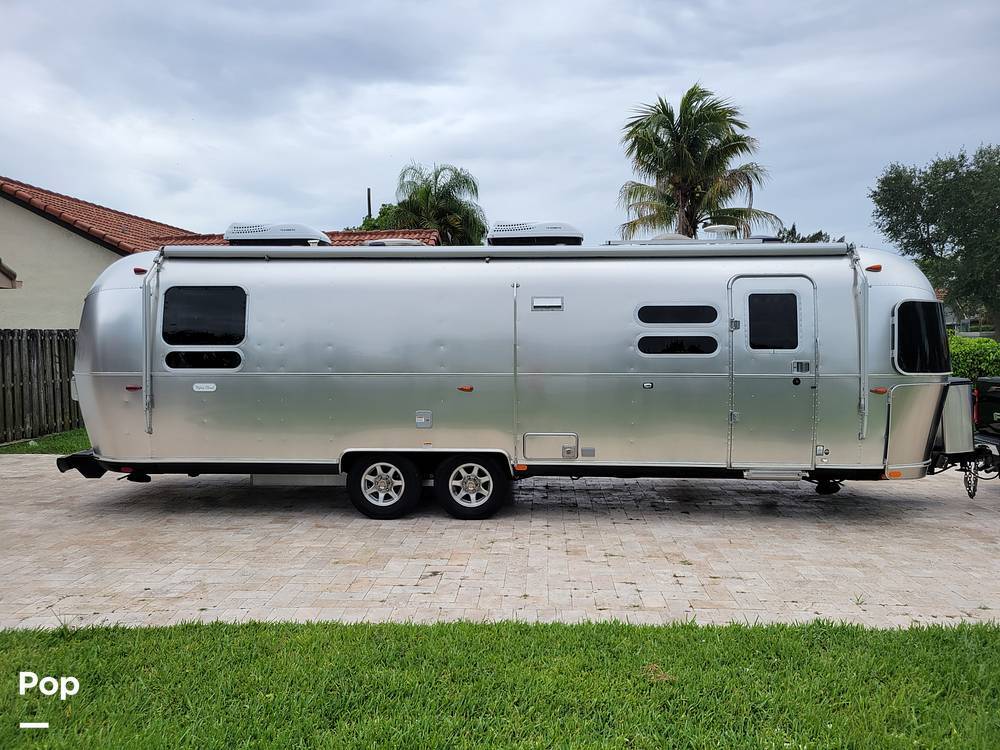 2022 Airstream Flying Cloud 30RB in davie FL