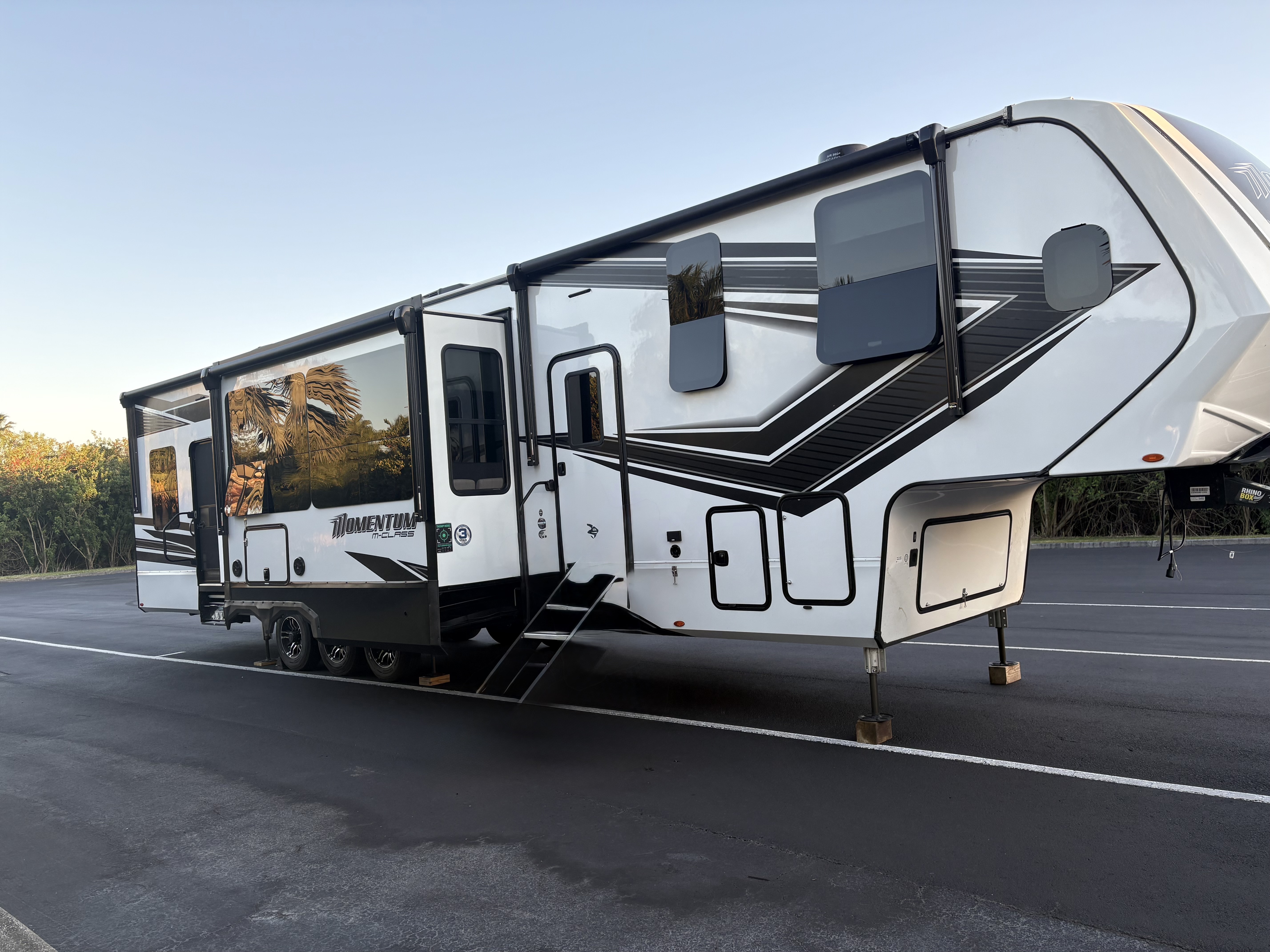 2022 Grand Design MOMENTUM M-CLASS 395MSR RV