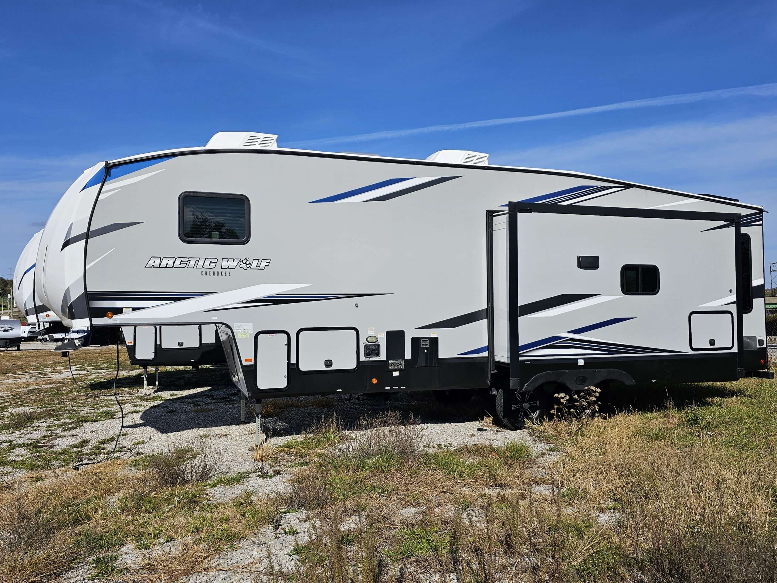 2022 Forest River CHEROKEE ARCTIC WOLF 291RL RV