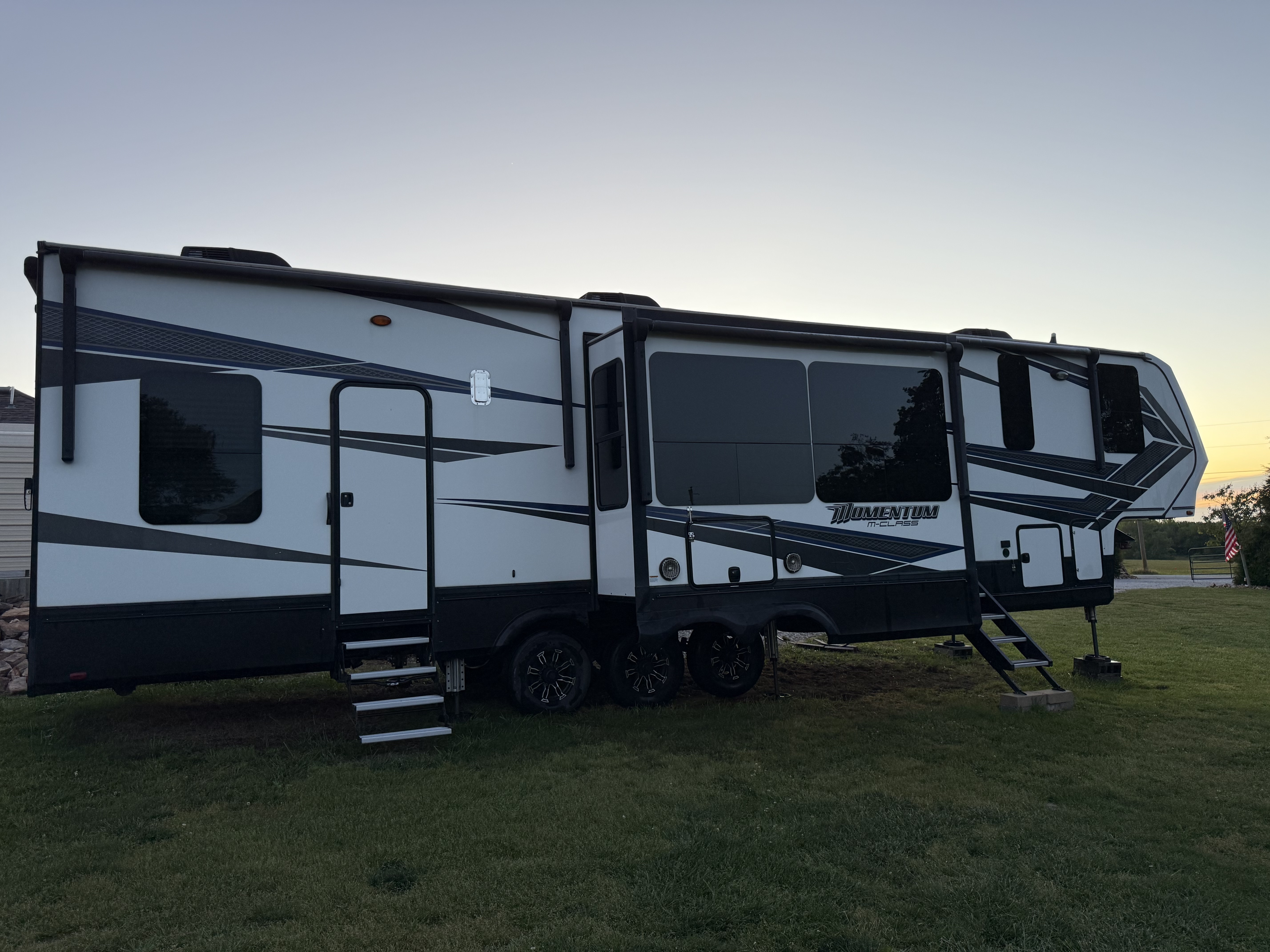 2019 Grand Design MOMENTUM M-CLASS 395M in clever MO