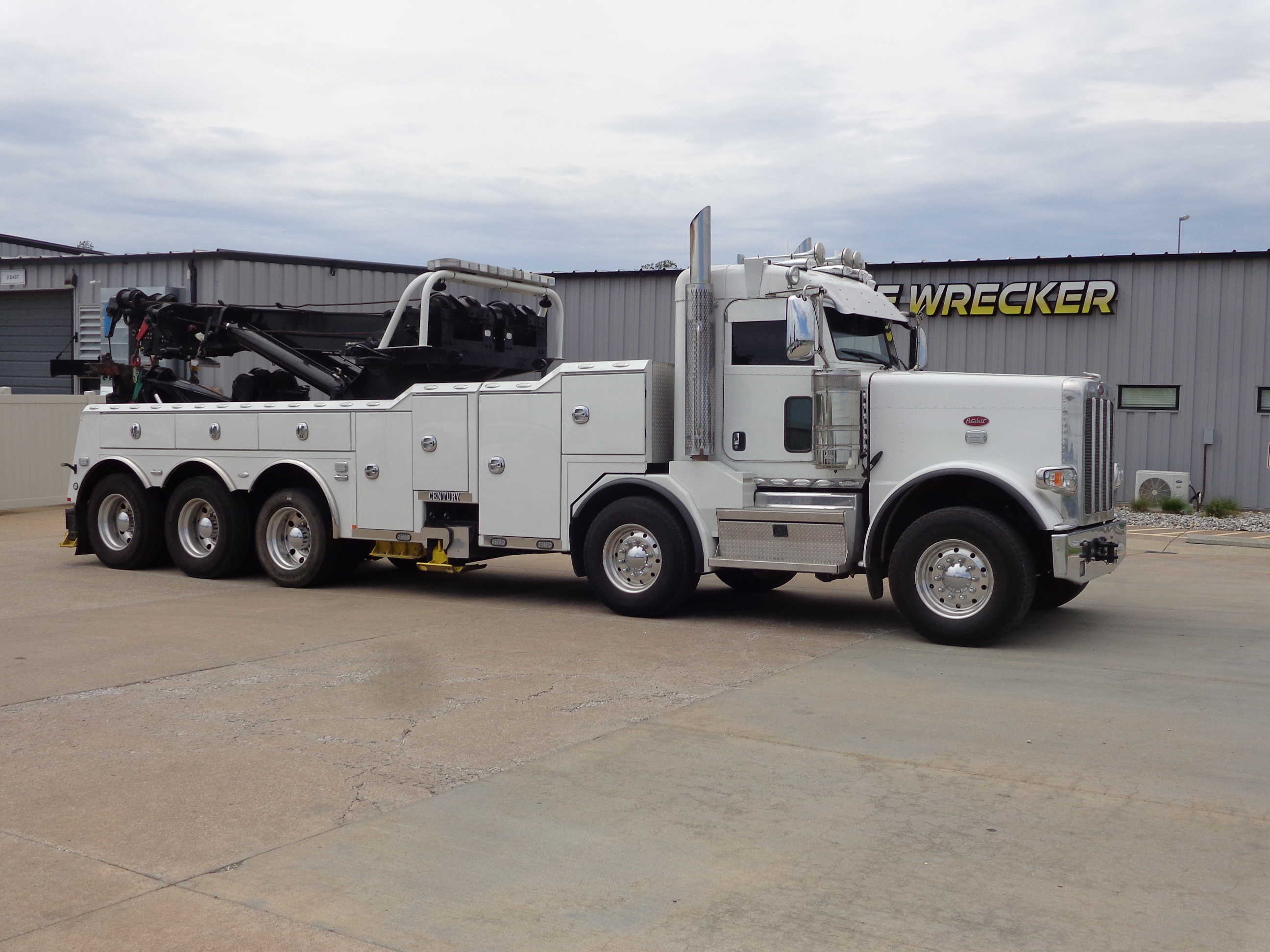 2022 PETERBILT 389 in Wentzville, MO