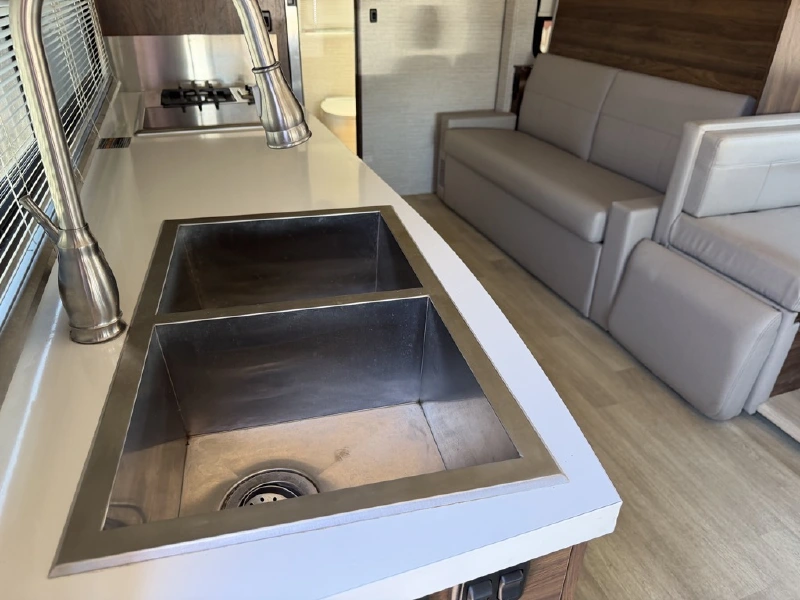 2021 WINNEBAGO NAVION 24D