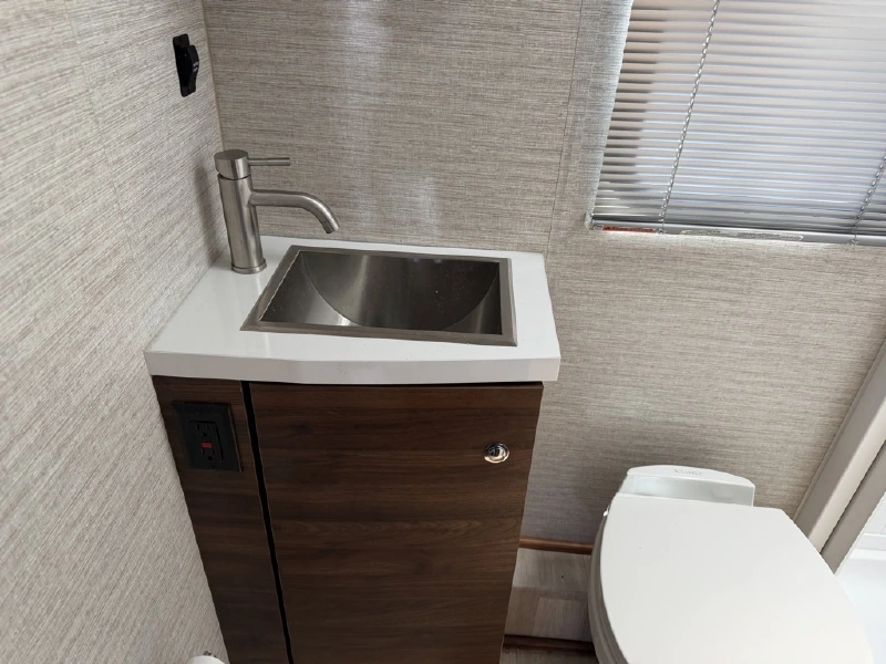 2021 WINNEBAGO NAVION 24D