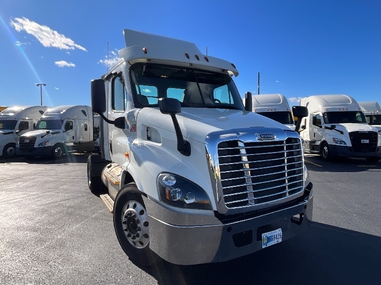 2018 FREIGHTLINER CASCADIA 113 in La Porte, IN