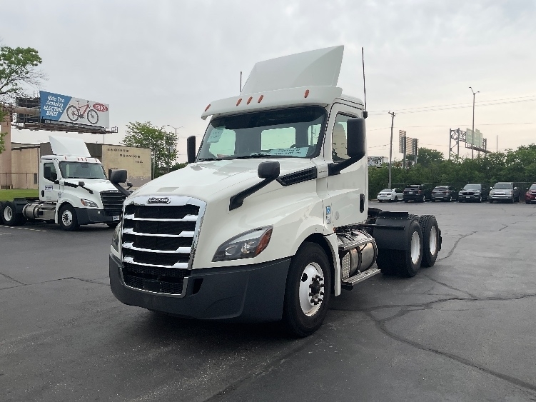 2019 FREIGHTLINER CASCADIA 126 in Milwaukee, WI