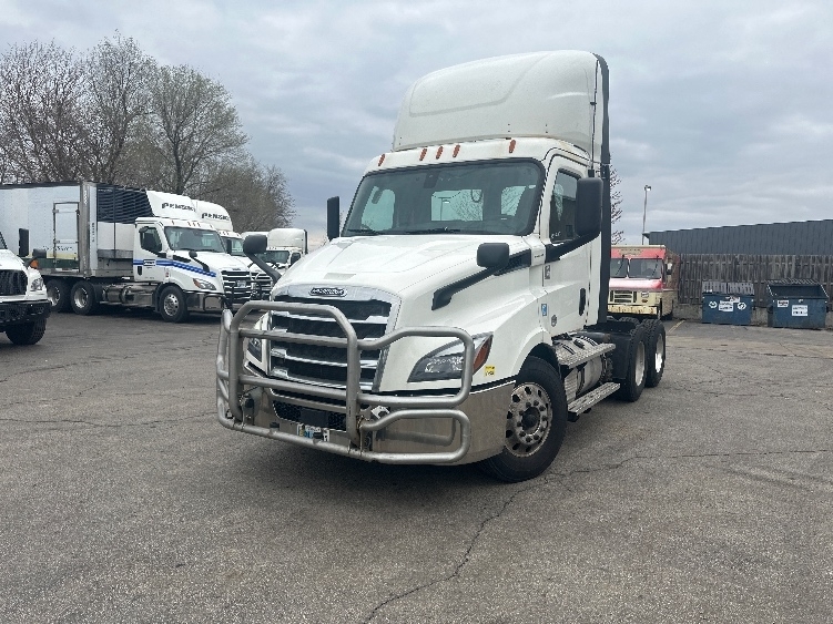 2020 FREIGHTLINER CASCADIA 116 in Milwaukee, WI