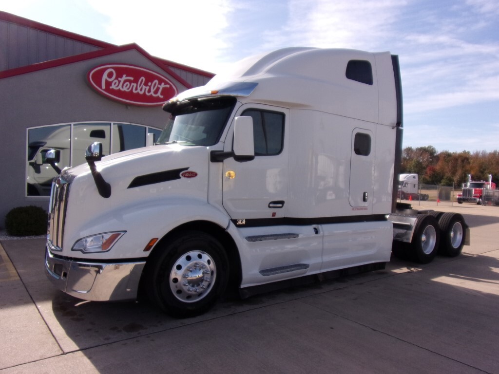 2025 PETERBILT 579 in East Saint Louis, IL