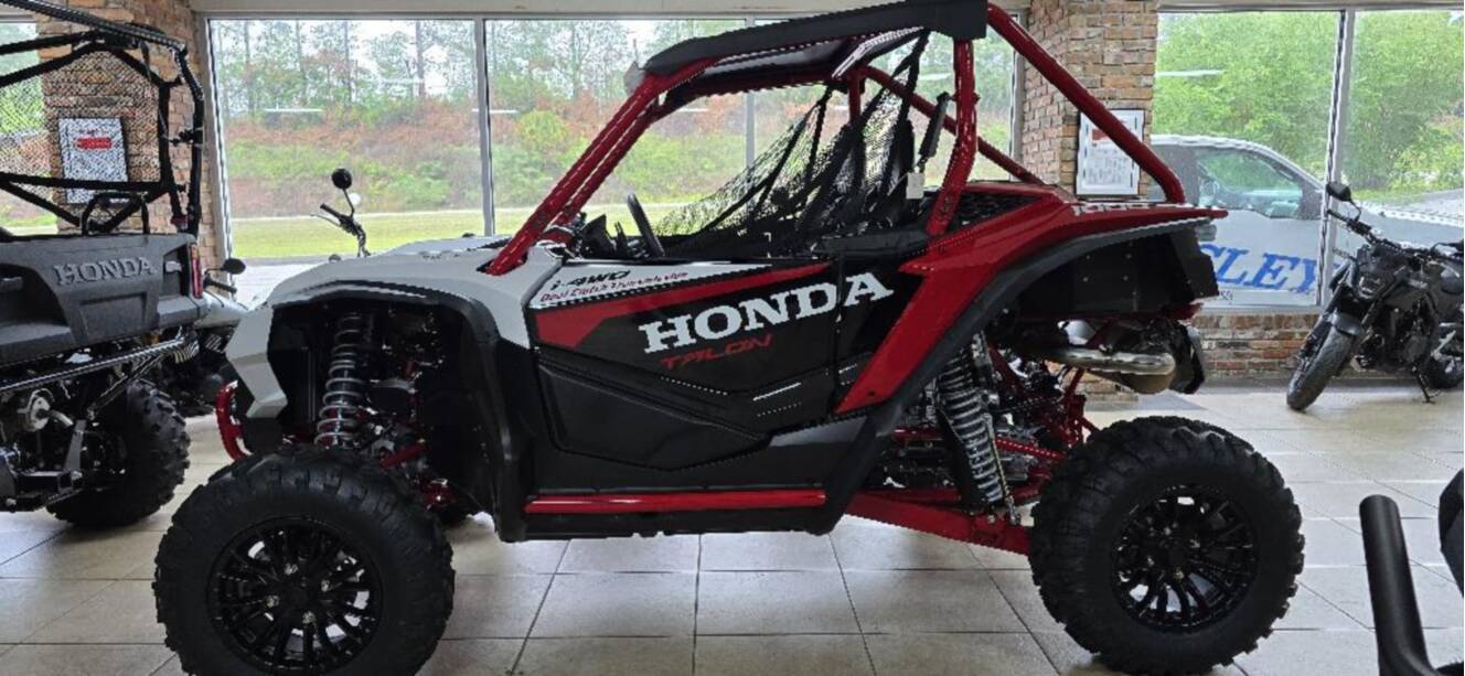 A photo of this 2025 Honda SXS10S2RDS