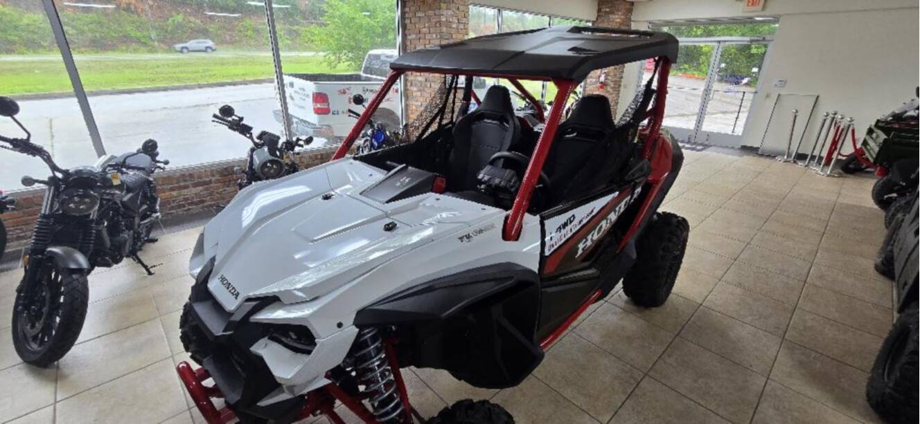 A photo of this 2025 Honda SXS10S2RDS