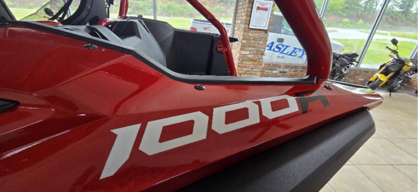 A photo of this 2025 Honda SXS10S2RDS