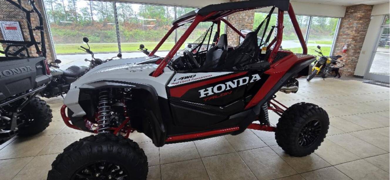 A photo of this 2025 Honda SXS10S2RDS