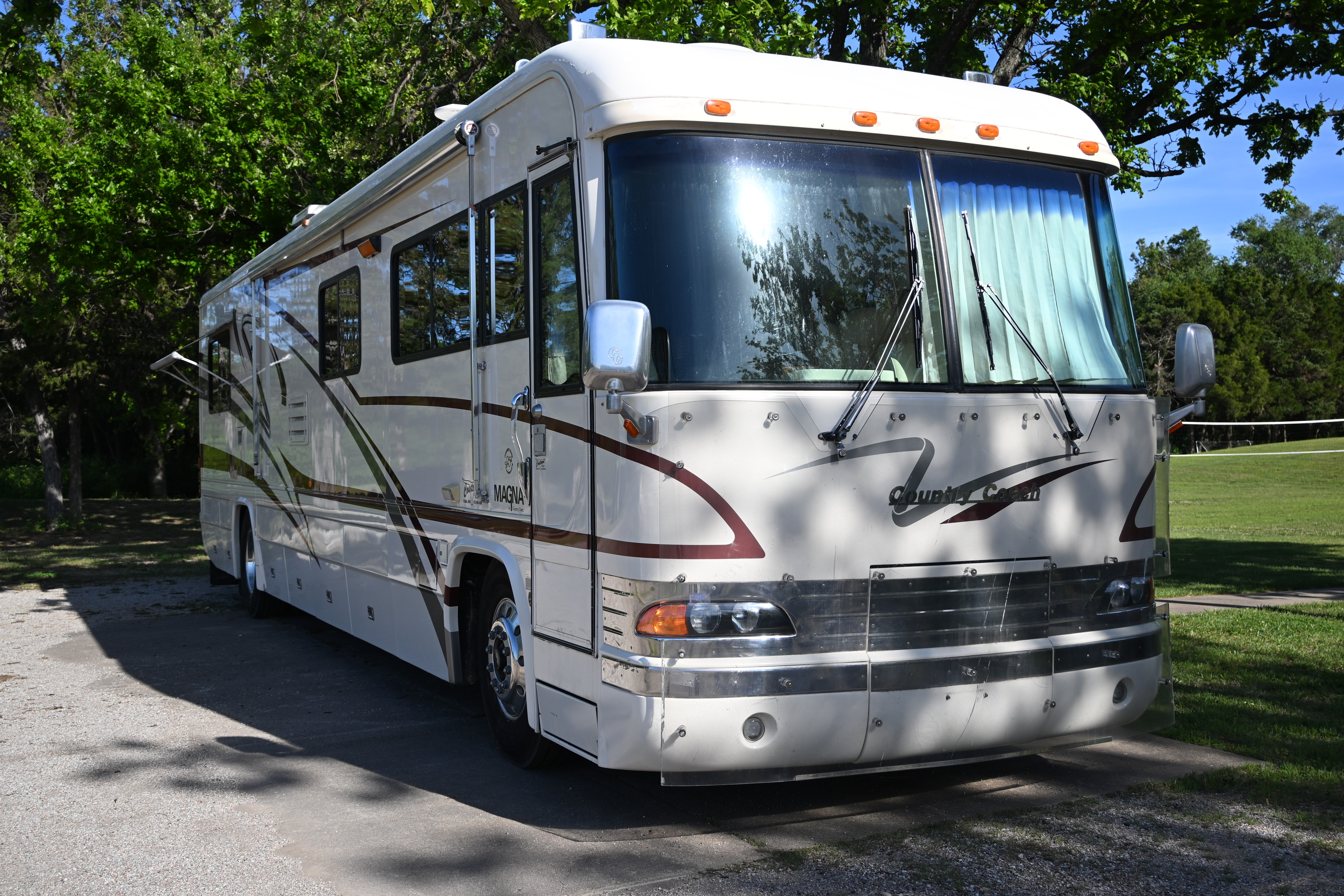 1999 Country Coach MAGNA MAGNA 40' RV