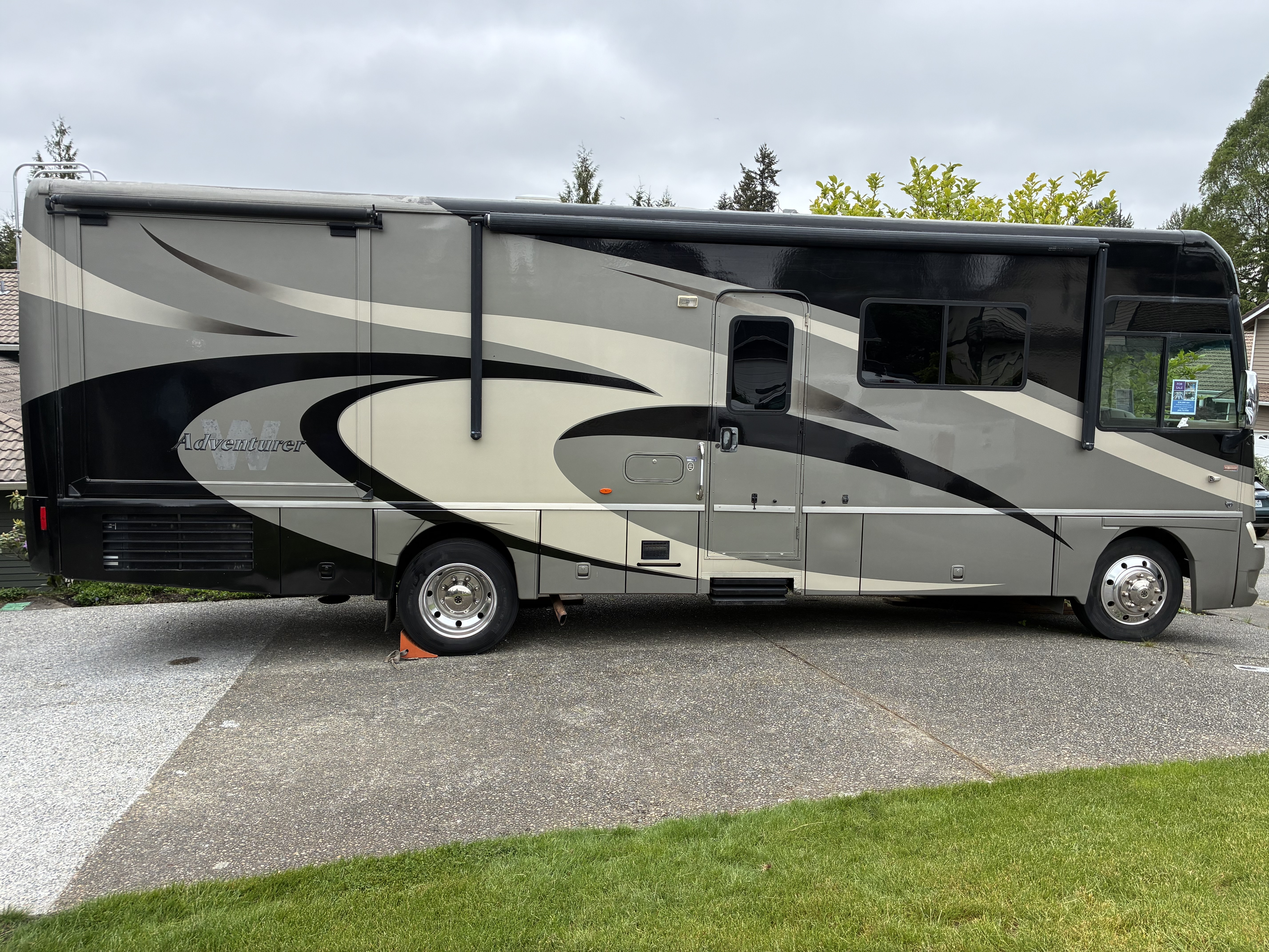 2009 Winnebago ADVENTURER 32H RV
