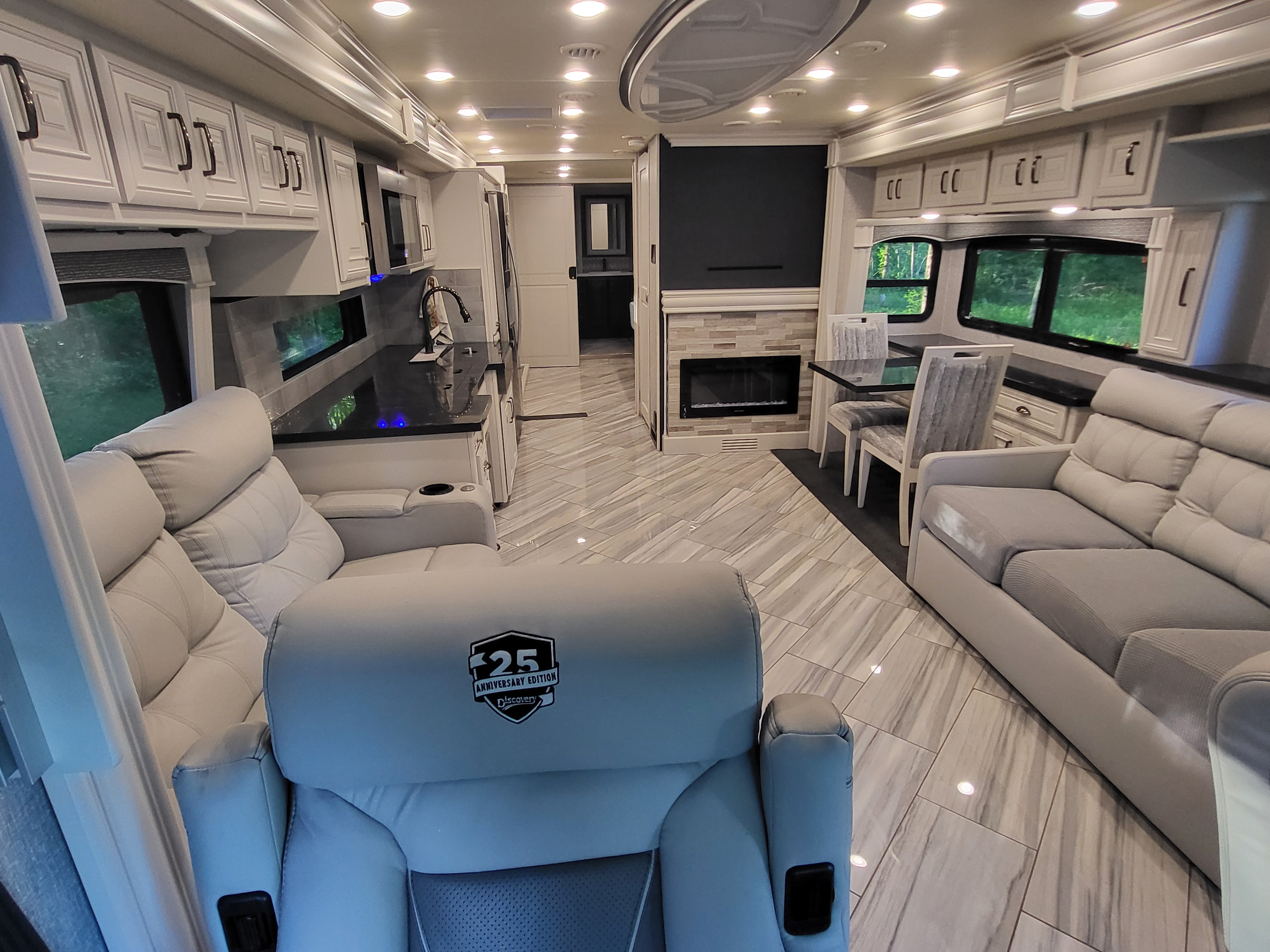 2021 Fleetwood DISCOVERY LXE 40M RV