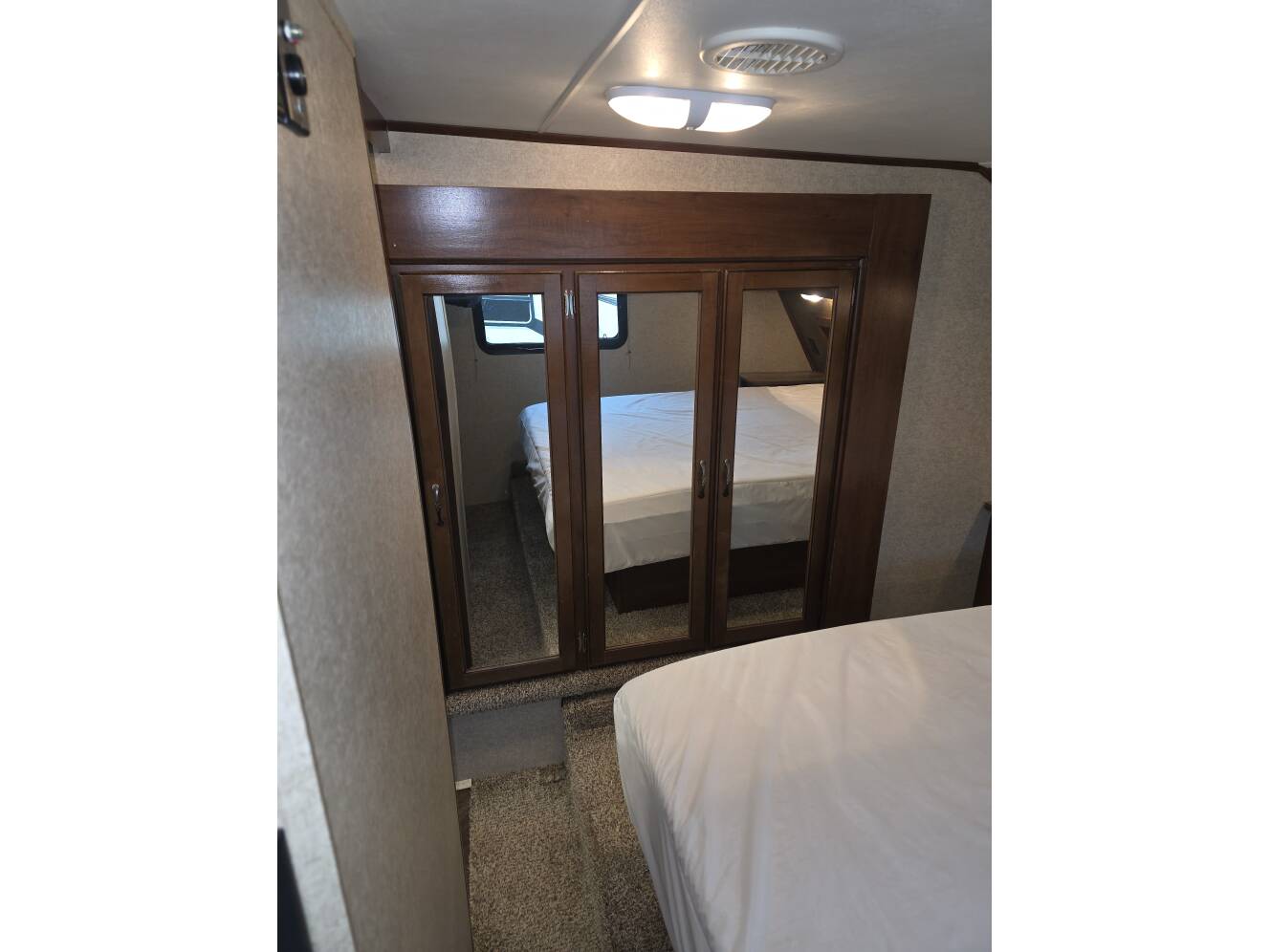A photo of this 2014 Heartland Sundance