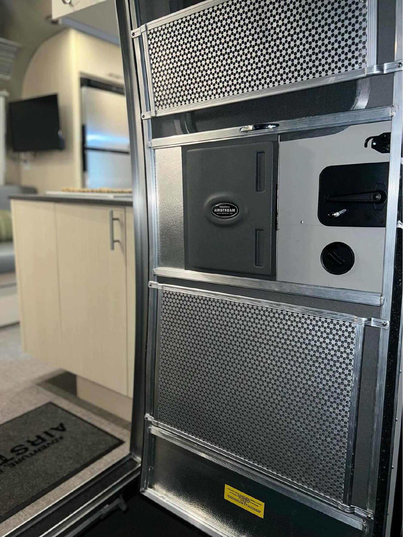 A photo of this 2022 Airstream FLYING CLOUD 27FB QUEEN