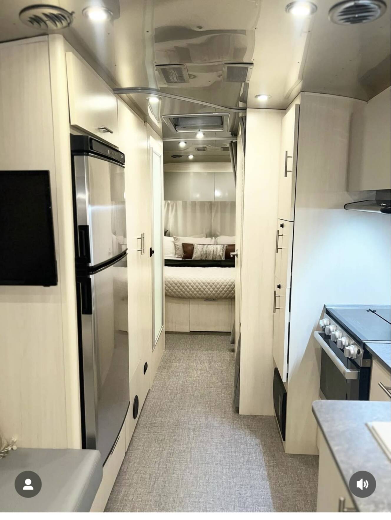 A photo of this 2022 Airstream FLYING CLOUD 27FB QUEEN