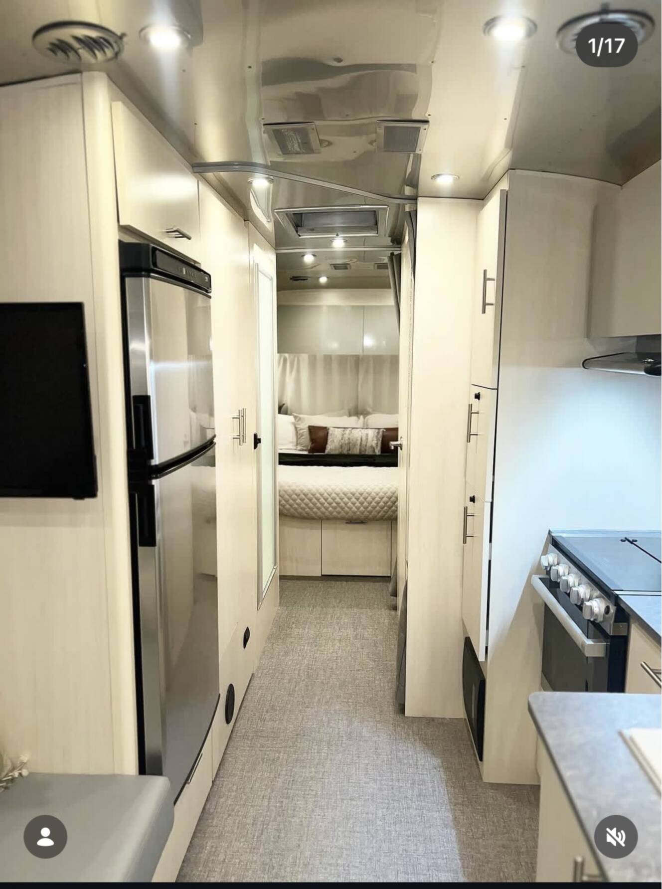 A photo of this 2022 Airstream FLYING CLOUD 27FB QUEEN