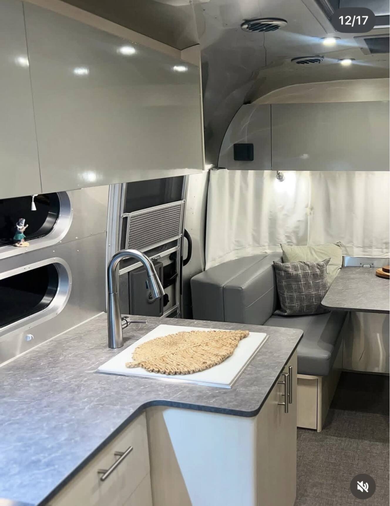 A photo of this 2022 Airstream FLYING CLOUD 27FB QUEEN