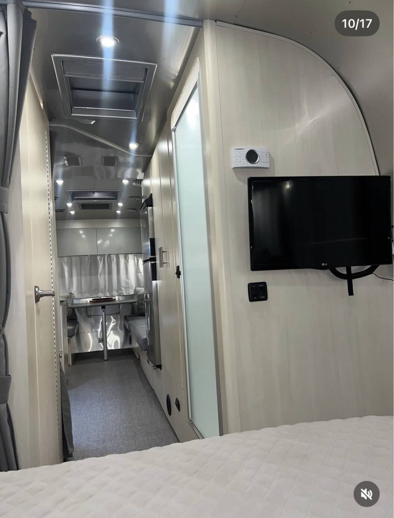 A photo of this 2022 Airstream FLYING CLOUD 27FB QUEEN