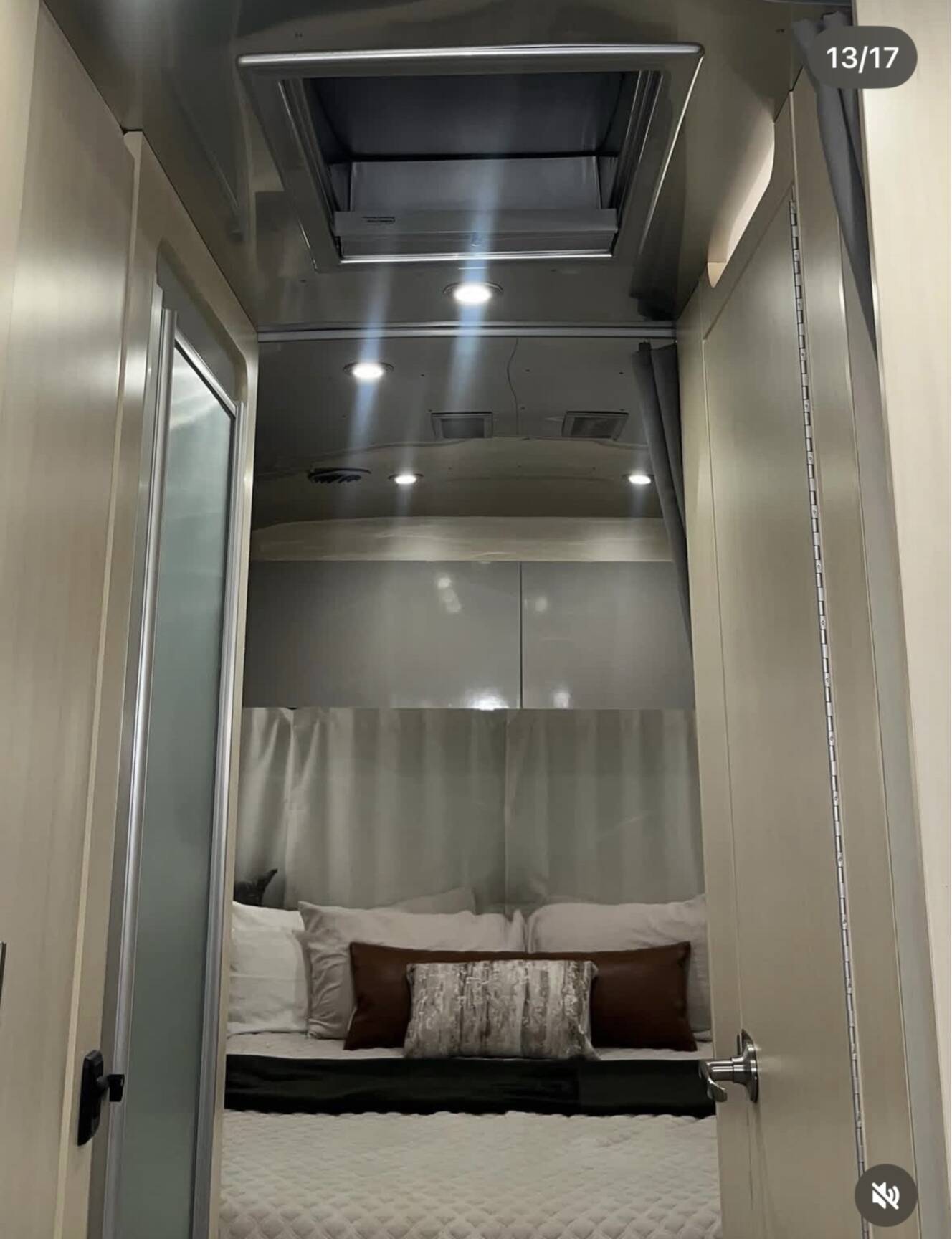 A photo of this 2022 Airstream FLYING CLOUD 27FB QUEEN