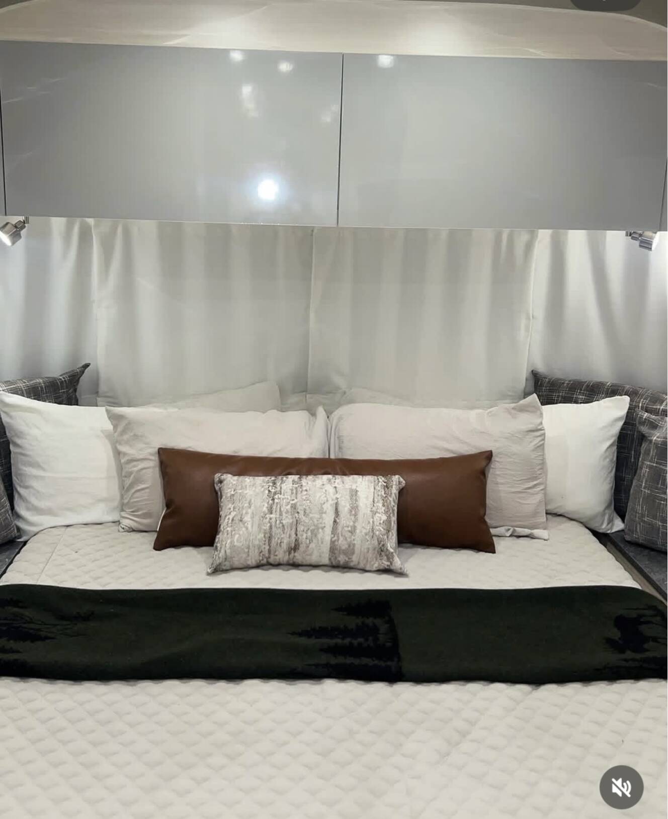 A photo of this 2022 Airstream FLYING CLOUD 27FB QUEEN
