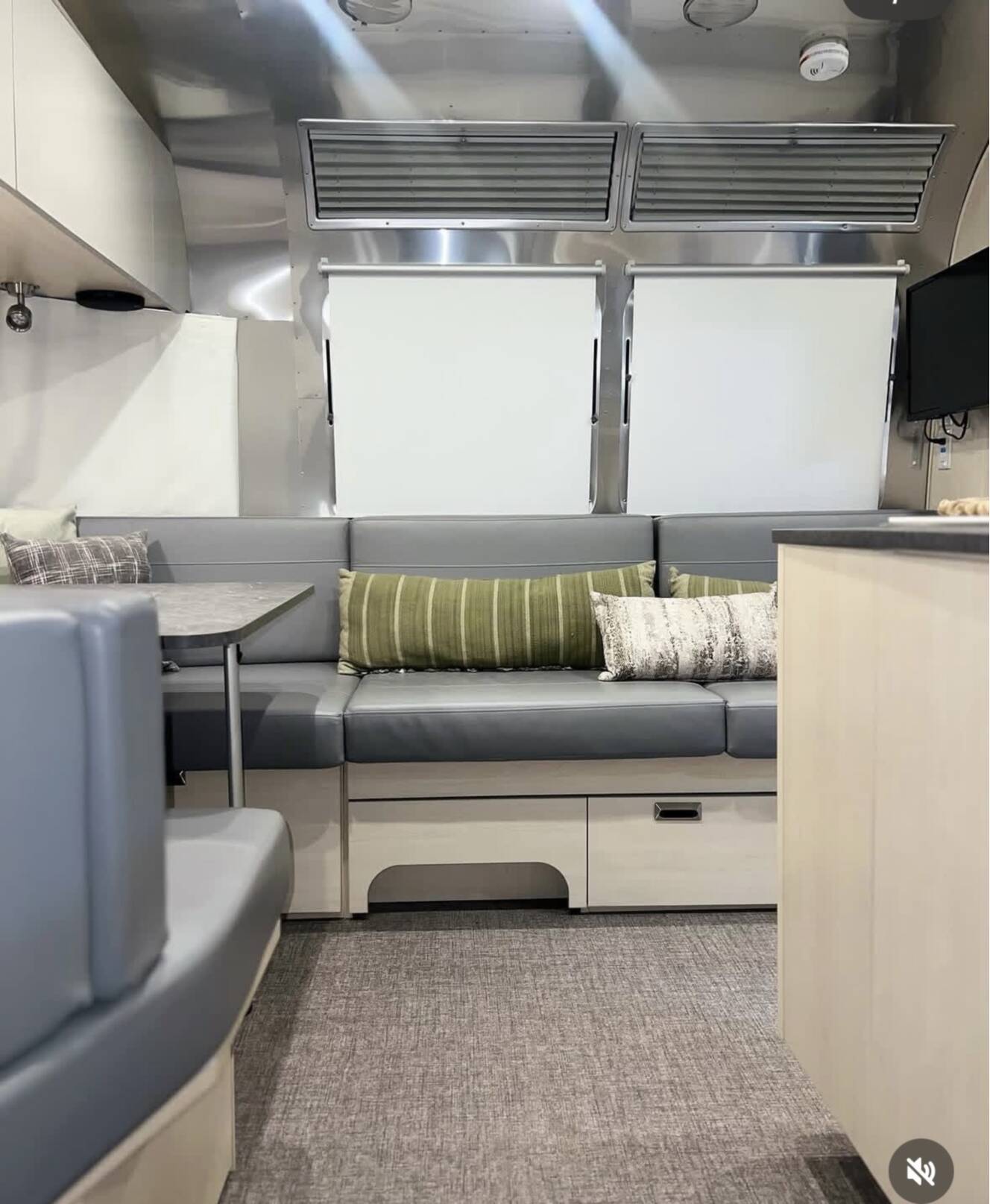 A photo of this 2022 Airstream FLYING CLOUD 27FB QUEEN