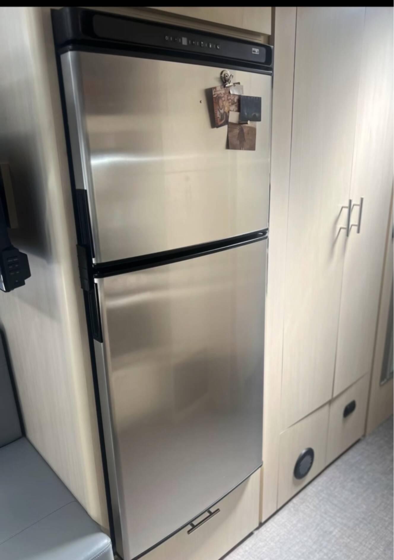A photo of this 2022 Airstream FLYING CLOUD 27FB QUEEN