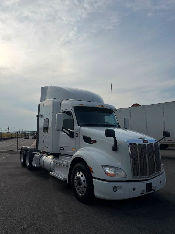 2020 Peterbilt 579 in Linden, NJ
