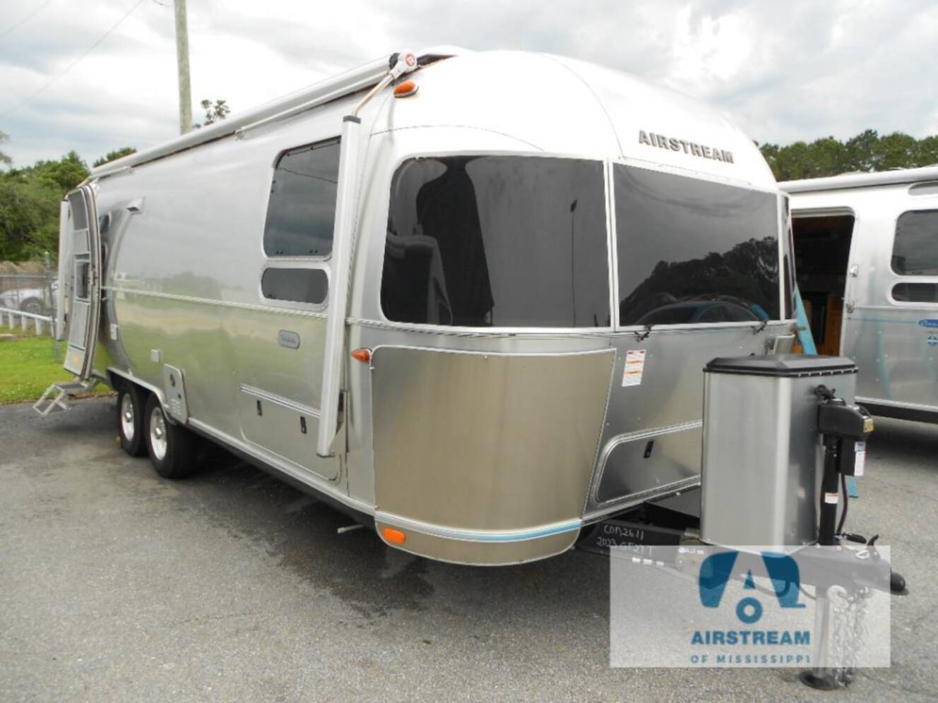 A photo of this 2023 Airstream Globetrotter 27FB Twin