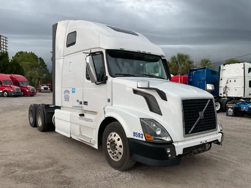 2015 VOLVO VNL670