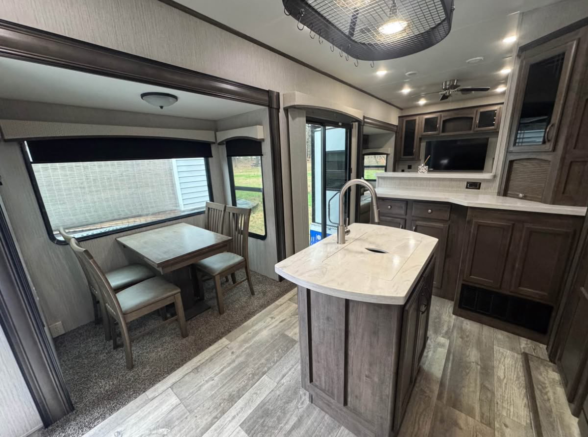 2021 Forest River SIERRA DESTINATION 403RD in dayville CT