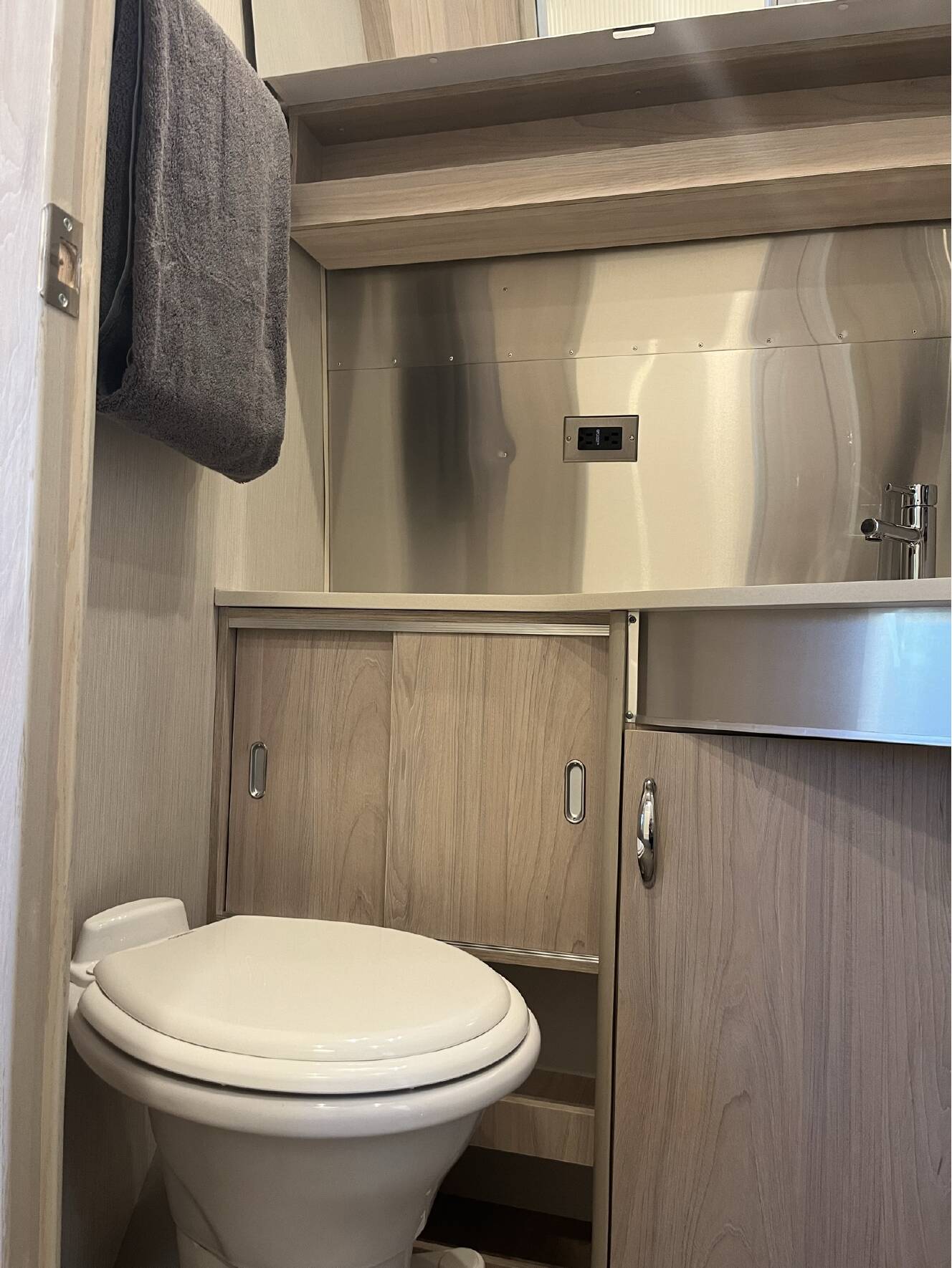 A photo of this 2023 Airstream GLOBETROTTER 25FB TWIN