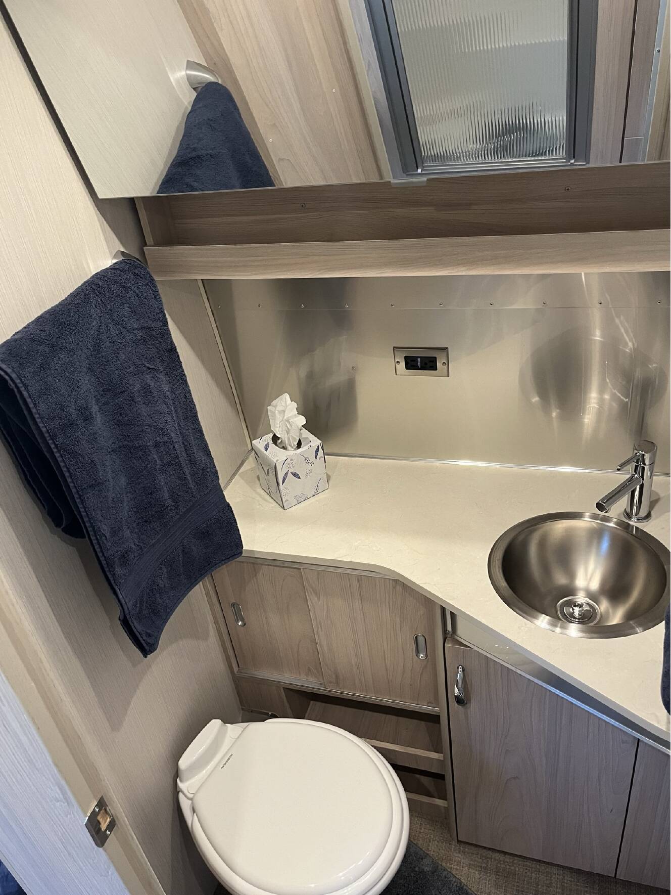 A photo of this 2023 Airstream GLOBETROTTER 25FB TWIN