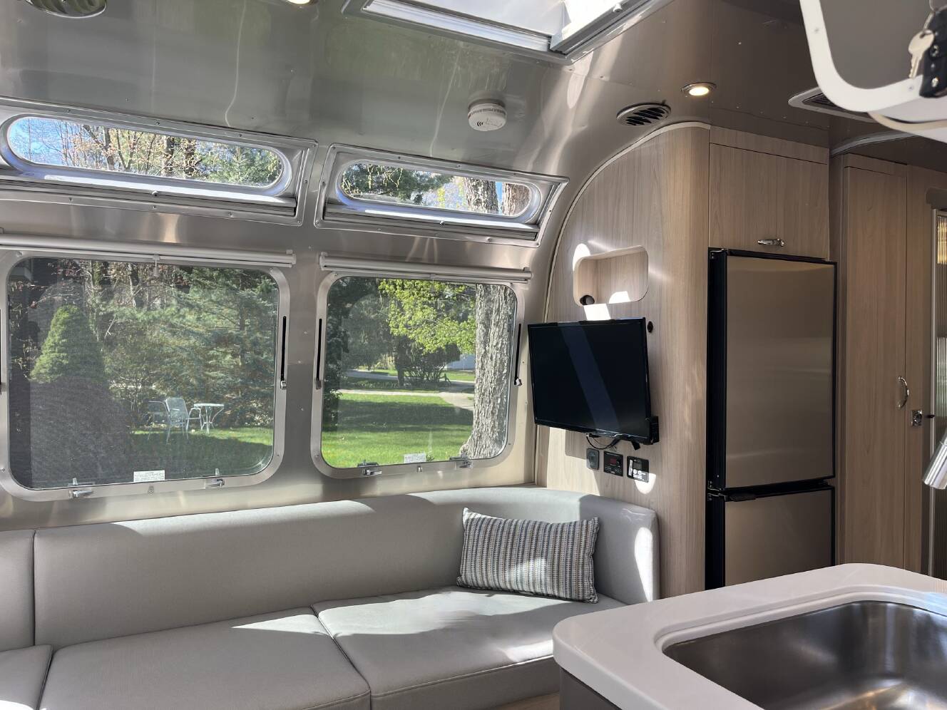 A photo of this 2023 Airstream GLOBETROTTER 25FB TWIN