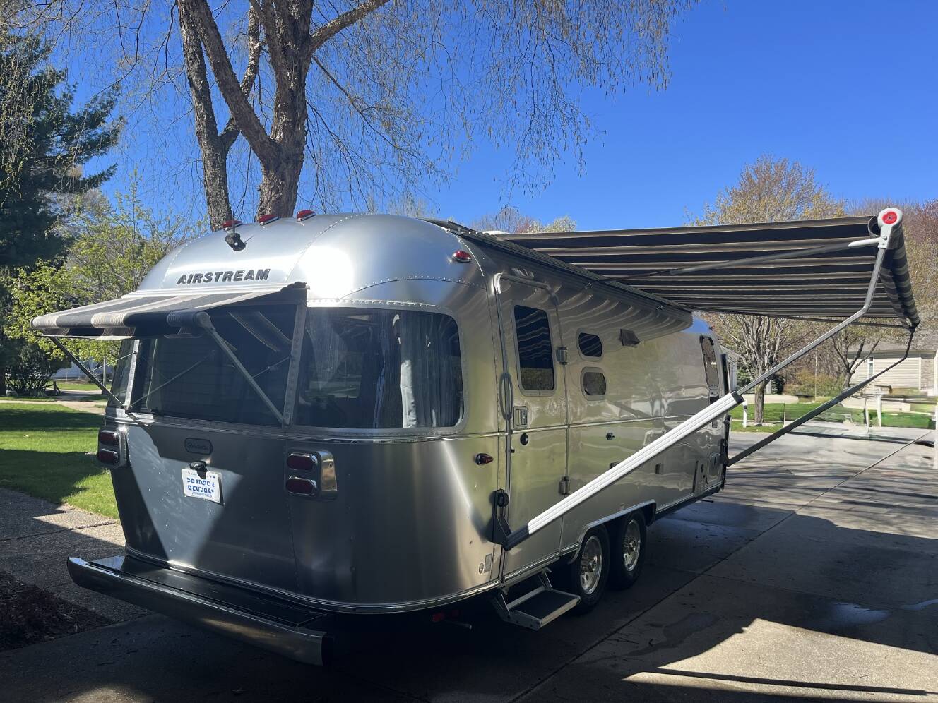 A photo of this 2023 Airstream GLOBETROTTER 25FB TWIN