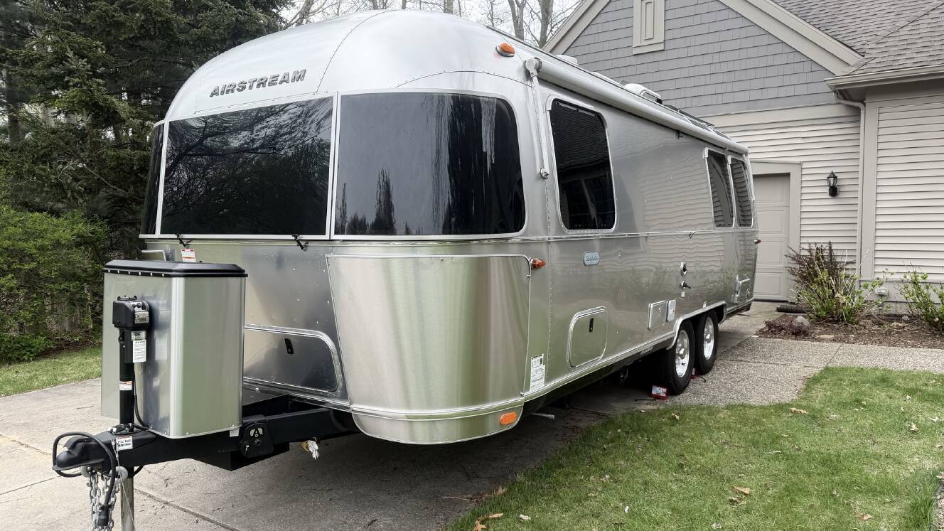 A photo of this 2023 Airstream GLOBETROTTER 25FB TWIN