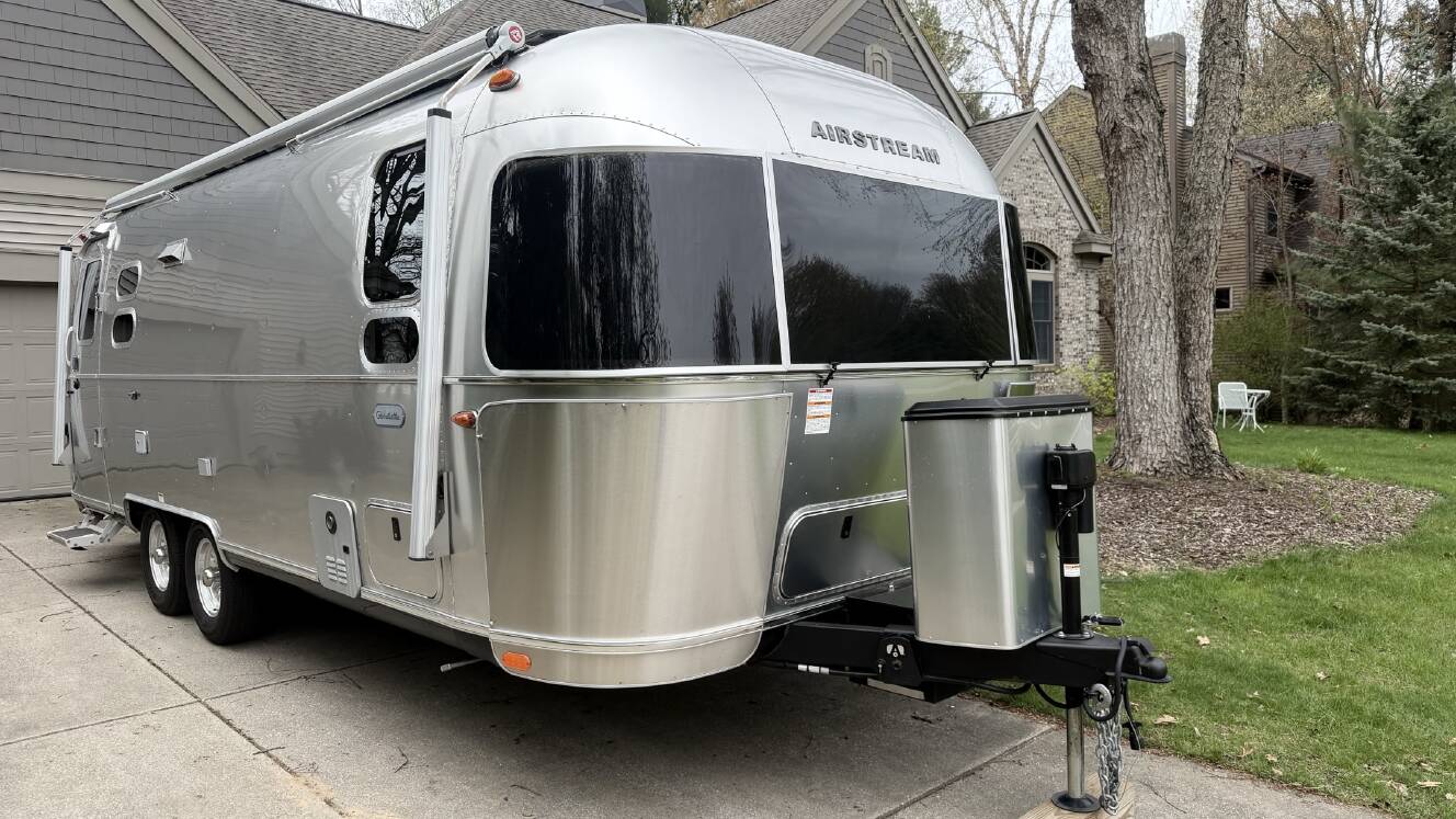 A photo of this 2023 Airstream GLOBETROTTER 25FB TWIN