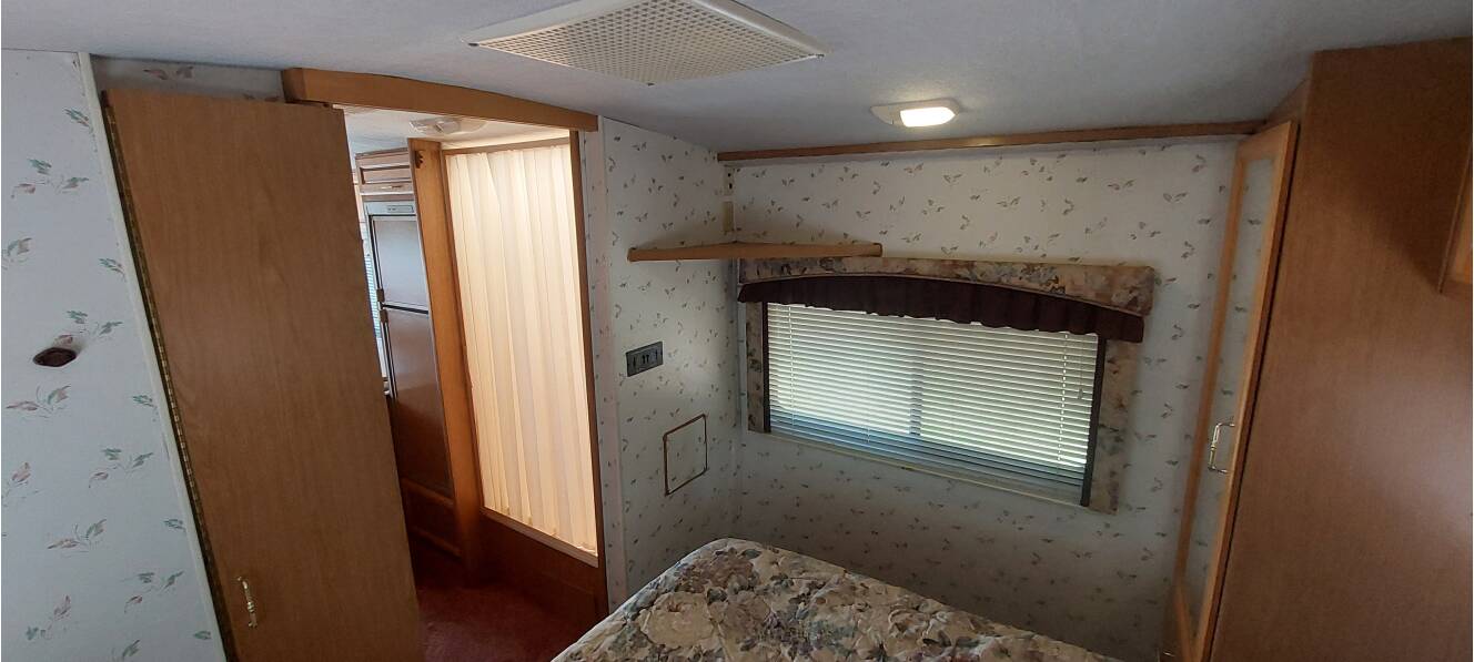 A photo of this 1999 Fleetwood STORM 30H