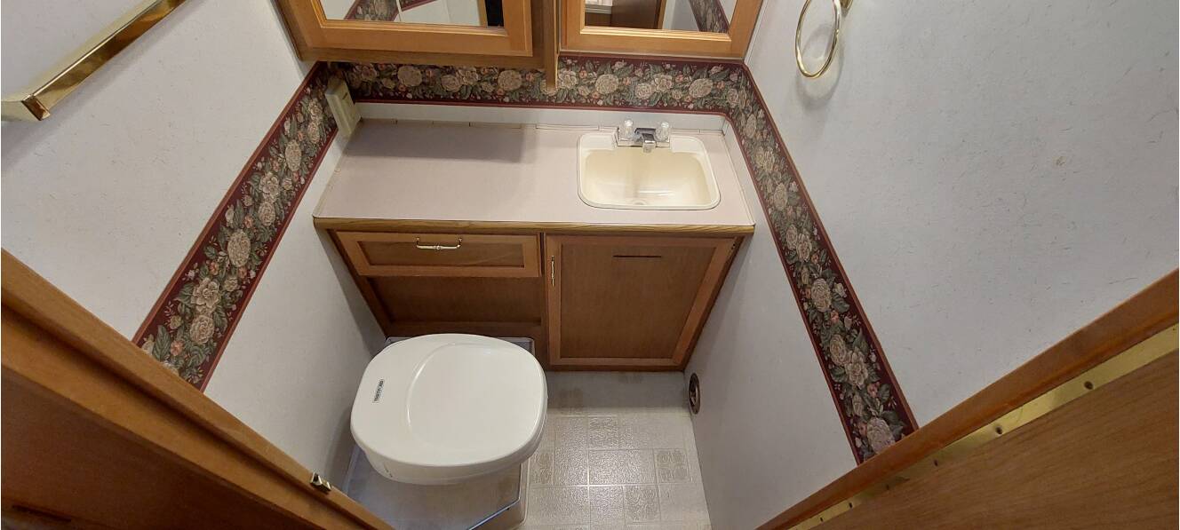 A photo of this 1999 Fleetwood STORM 30H