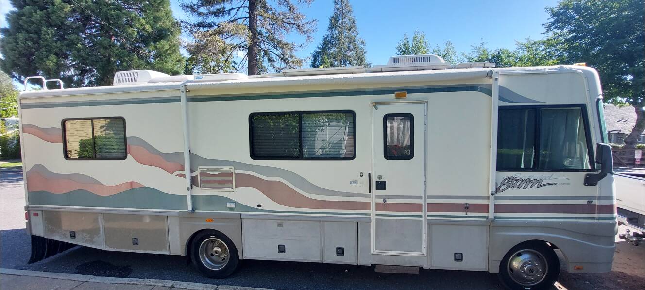 A photo of this 1999 Fleetwood STORM 30H