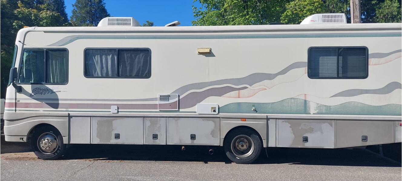 A photo of this 1999 Fleetwood STORM 30H