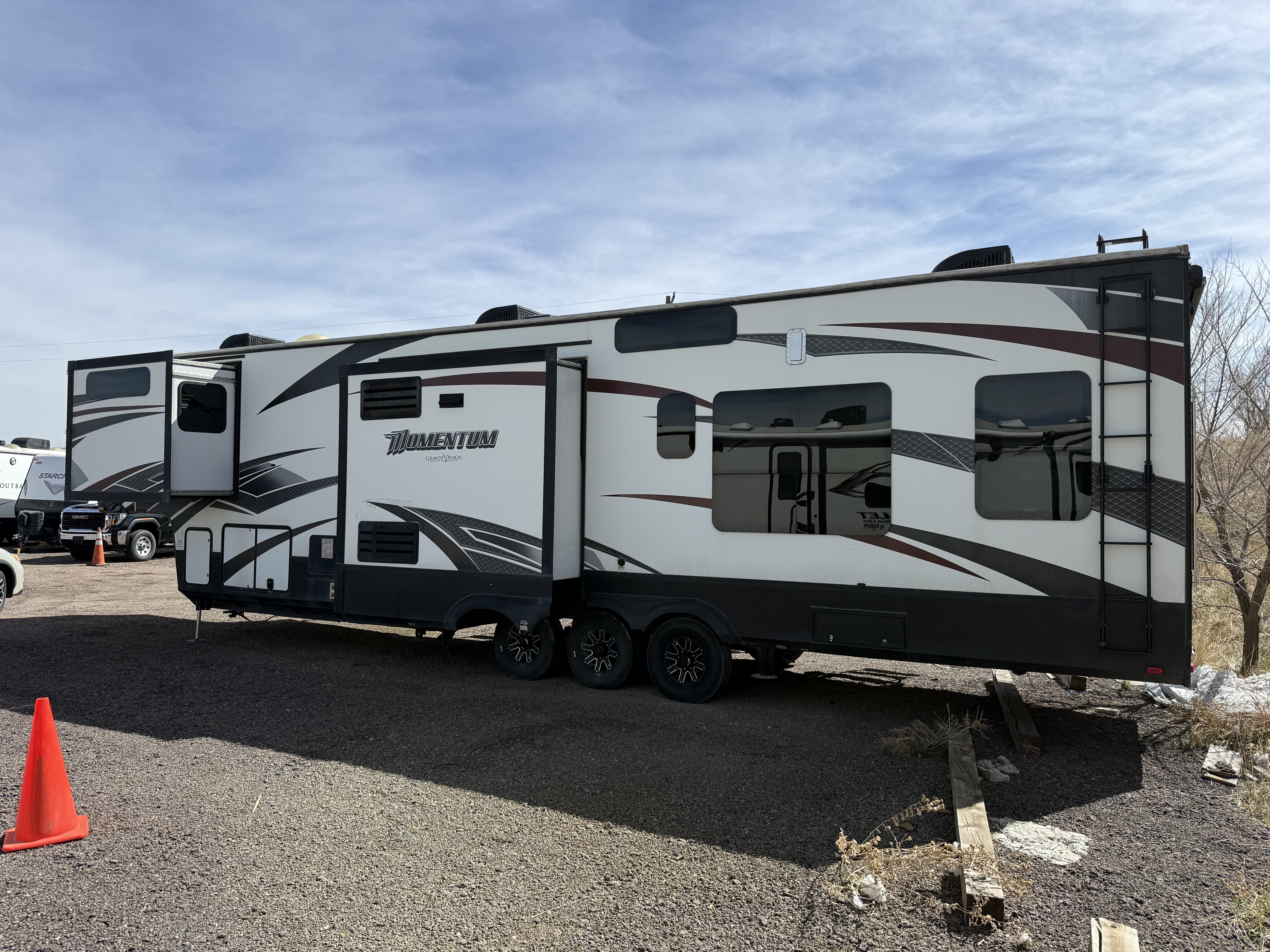 2016 Grand Design MOMENTUM 385TH in colorado springs CO
